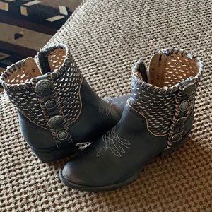 Like new Circle G booties.